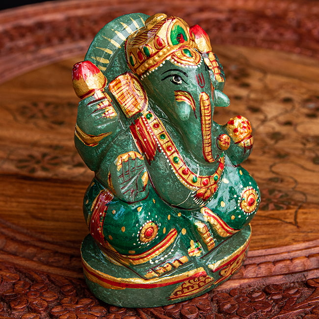 【一点物・天然石】手彫りのアングリ・ガネーシャ(インド翡翠) - 約10.5cm 4 - 膝周りには、ガネーシャの乗り物であるネズミがさり気なく描かれています。