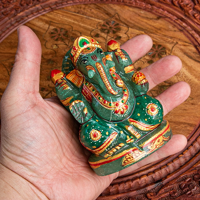 【一点物・天然石】手彫りのアングリ・ガネーシャ（インド翡翠） - 約10.5cm 7 - 手に取るとこれくらいのサイズ感です。