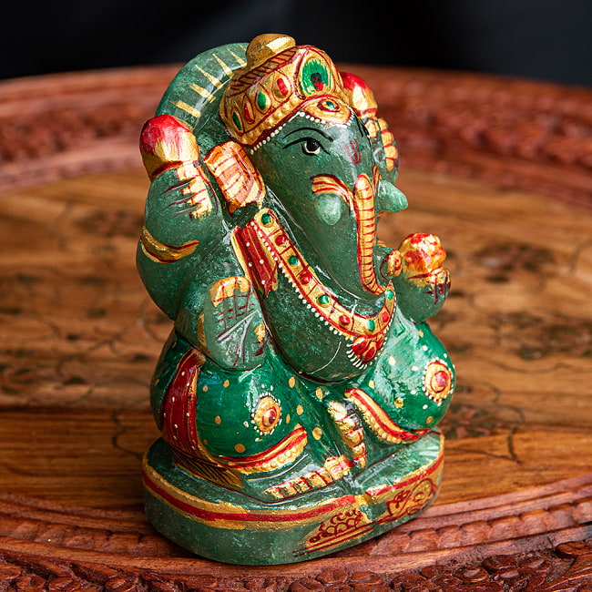 【一点物・天然石】手彫りのアングリ・ガネーシャ(インド翡翠) - 約10.5cm 4 - 膝周りには、ガネーシャの乗り物であるネズミがさり気なく描かれています。