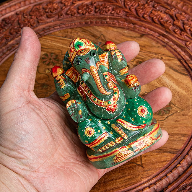 【一点物・天然石】手彫りのアングリ・ガネーシャ（インド翡翠） - 約10.5cm 7 - 手に取るとこれくらいのサイズ感です。