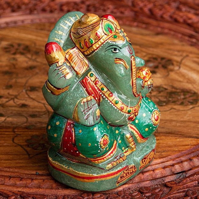 【一点物・天然石】手彫りのアングリ・ガネーシャ（インド翡翠） - 約10cm 4 - 膝周りには、ガネーシャの乗り物であるネズミがさり気なく描かれています。
