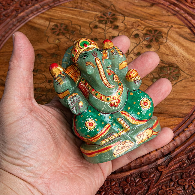【一点物・天然石】手彫りのアングリ・ガネーシャ（インド翡翠） - 約10cm 7 - 手に取るとこれくらいのサイズ感です。