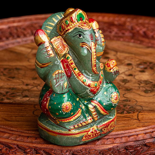 【一点物・天然石】手彫りのアングリ・ガネーシャ（インド翡翠） - 約10.5cm 4 - 膝周りには、ガネーシャの乗り物であるネズミがさり気なく描かれています。