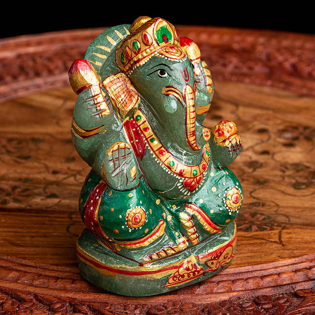 【一点物・天然石】手彫りのアングリ・ガネーシャ(インド翡翠) - 約10.5cm 4 - 膝周りには、ガネーシャの乗り物であるネズミがさり気なく描かれています。