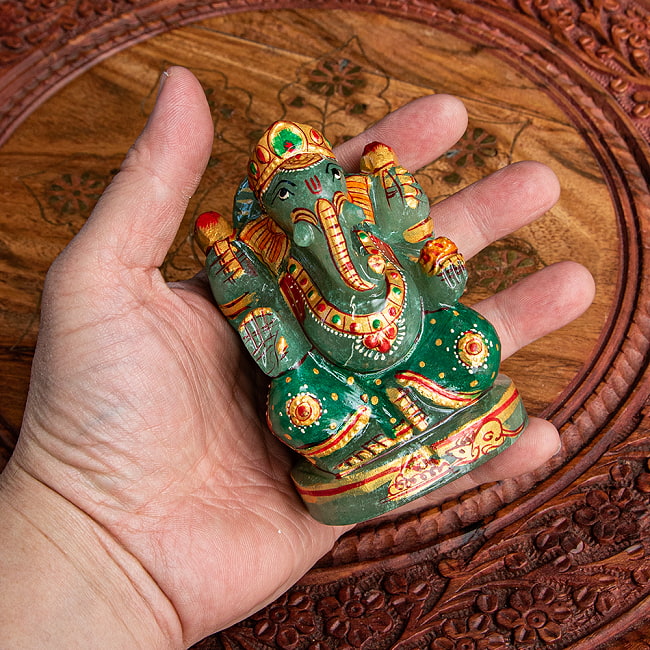 【一点物・天然石】手彫りのアングリ・ガネーシャ(インド翡翠) - 約10.5cm 7 - 手に取るとこれくらいのサイズ感です。