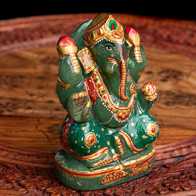 【一点物・天然石】手彫りのアングリ・ガネーシャ（インド翡翠） - 約11cm 4 - 膝周りには、ガネーシャの乗り物であるネズミがさり気なく描かれています。