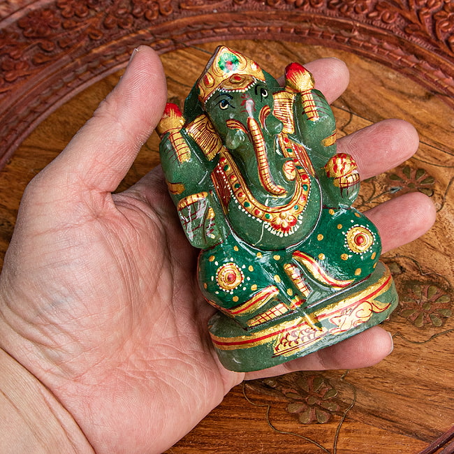 【一点物・天然石】手彫りのアングリ・ガネーシャ（インド翡翠） - 約11cm 7 - 手に取るとこれくらいのサイズ感です。
