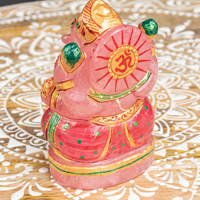 【一点物・天然石】手彫りのローズ・ガネーシャ(紅水晶) - 約9.5cm 6 - 背中側も美しくペイントされています。