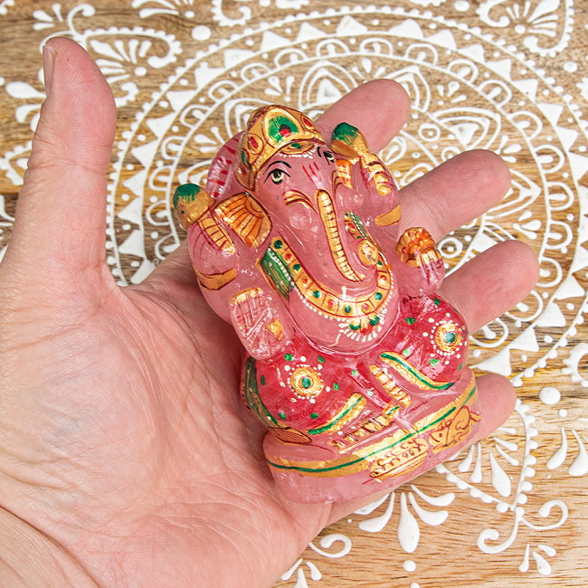 【一点物・天然石】手彫りのローズ・ガネーシャ(紅水晶) - 約9.5cm 7 - 手に取るとこれくらいのサイズ感です。