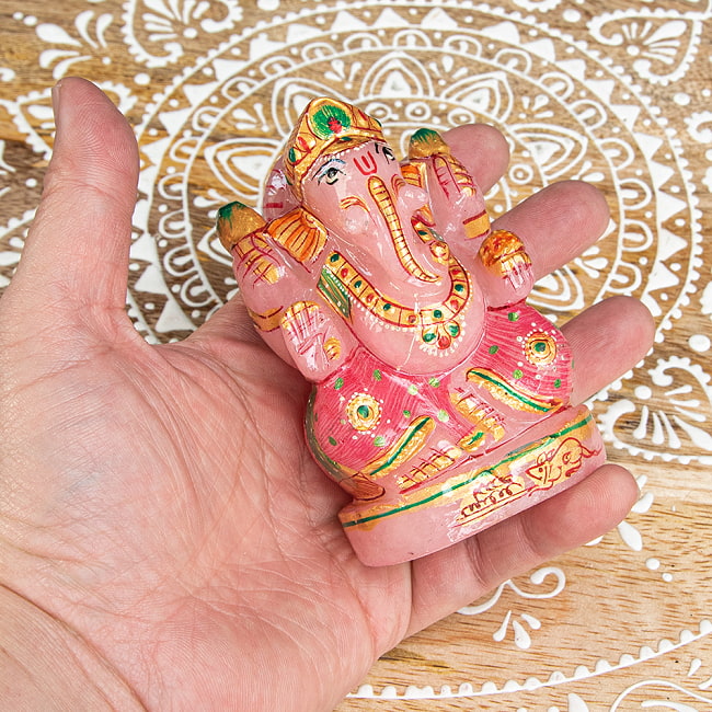 【一点物・天然石】手彫りのローズ・ガネーシャ(紅水晶) - 約9.5cm 7 - 手に取るとこれくらいのサイズ感です。