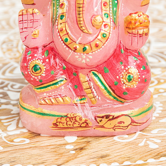 【一点物・天然石】手彫りのローズ・ガネーシャ(紅水晶) - 約9.5cm 5 - 豊かな腹回りの表現になっています。膝周りには、ガネーシャの乗り物であるネズミがさり気なく描かれています。