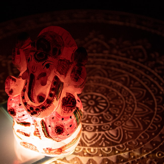 【一点物・天然石】手彫りのローズ・ガネーシャ（紅水晶） - 約9.5cm 8 - 強い光を当てると透過する様子が見て取れます。