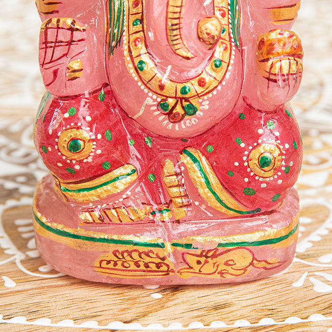 【一点物・天然石】手彫りのローズ・ガネーシャ(紅水晶) - 約9.5cm 5 - 豊かな腹回りの表現になっています。膝周りには、ガネーシャの乗り物であるネズミがさり気なく描かれています。
