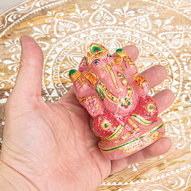 【一点物・天然石】手彫りのローズ・ガネーシャ(紅水晶) - 約9.5cm 7 - 手に取るとこれくらいのサイズ感です。