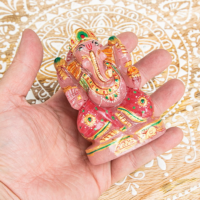 【一点物・天然石】手彫りのローズ・ガネーシャ(紅水晶) - 約9.5cm 7 - 手に取るとこれくらいのサイズ感です。