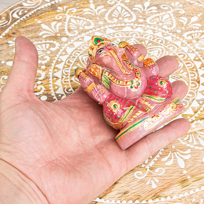【一点物・天然石】手彫りのローズ・ガネーシャ(紅水晶) - 約9cm 7 - 手に取るとこれくらいのサイズ感です。