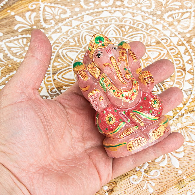 【一点物・天然石】手彫りのローズ・ガネーシャ(紅水晶) - 約9cm 7 - 手に取るとこれくらいのサイズ感です。