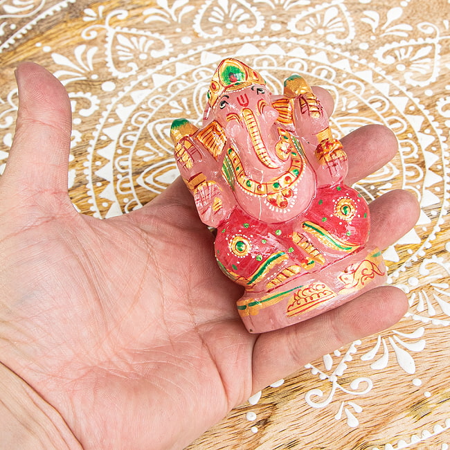 【一点物・天然石】手彫りのローズ・ガネーシャ(紅水晶) - 約9.5cm 7 - 手に取るとこれくらいのサイズ感です。
