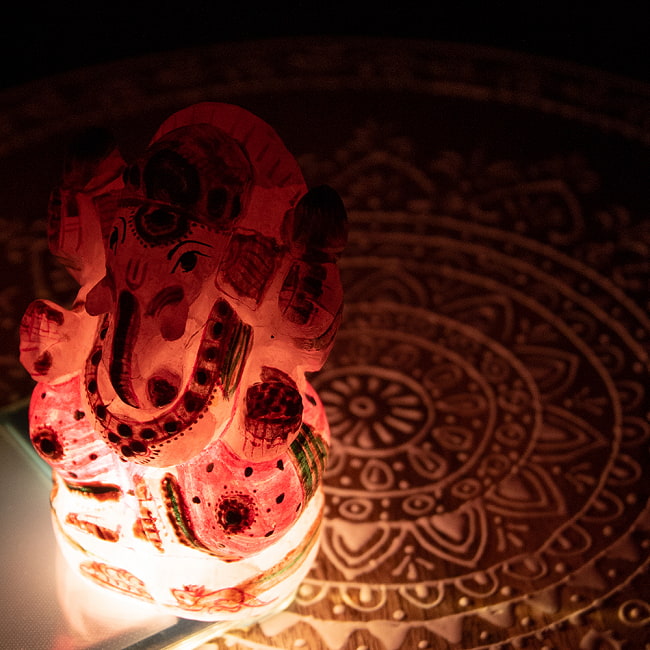 【一点物・天然石】手彫りのローズ・ガネーシャ(紅水晶) - 約9.5cm 8 - 強い光を当てると透過する様子が見て取れます。