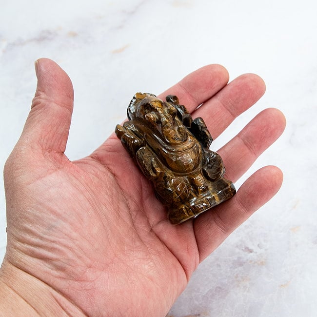 【一点物・天然石】手彫りのヴャーグラ・ネートラ・ラトナ・ガネーシャ - タイガーアイ 約158g 7 - 手に取るとこれくらいのサイズ感です。