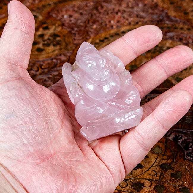【一点物・天然石】手彫りのグラービ・スファティク・ガネーシャ - ローズクォーツ 約123g 7 - 手に取るとこれくらいのサイズ感です。
