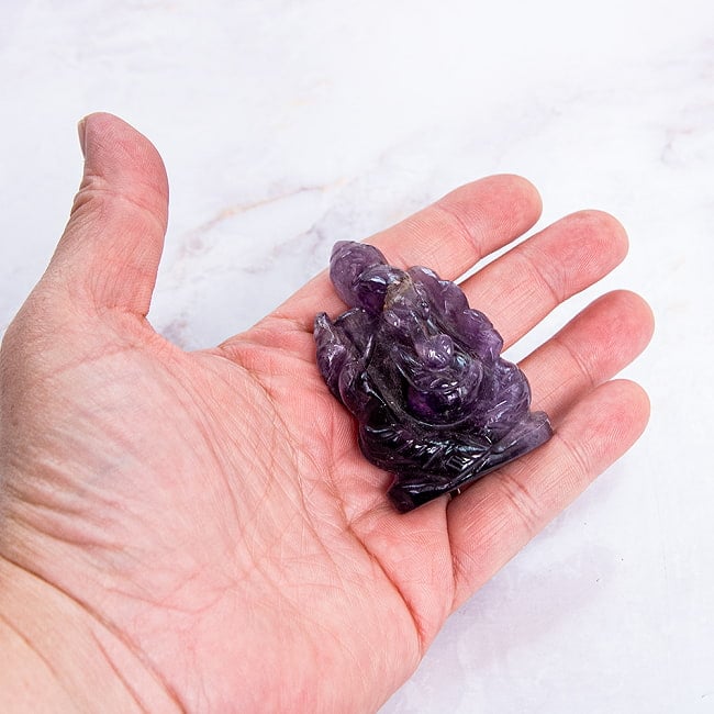 【一点物・天然石】手彫りのジャームニー・ラトナ・ガネーシャ - アメジスト 約78g 7 - 手に取るとこれくらいのサイズ感です。