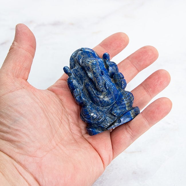 【一点物・天然石】手彫りのラージャヴァルト・ガネーシャ - ラピスラズリ 約148g 7 - 手に取るとこれくらいのサイズ感です。