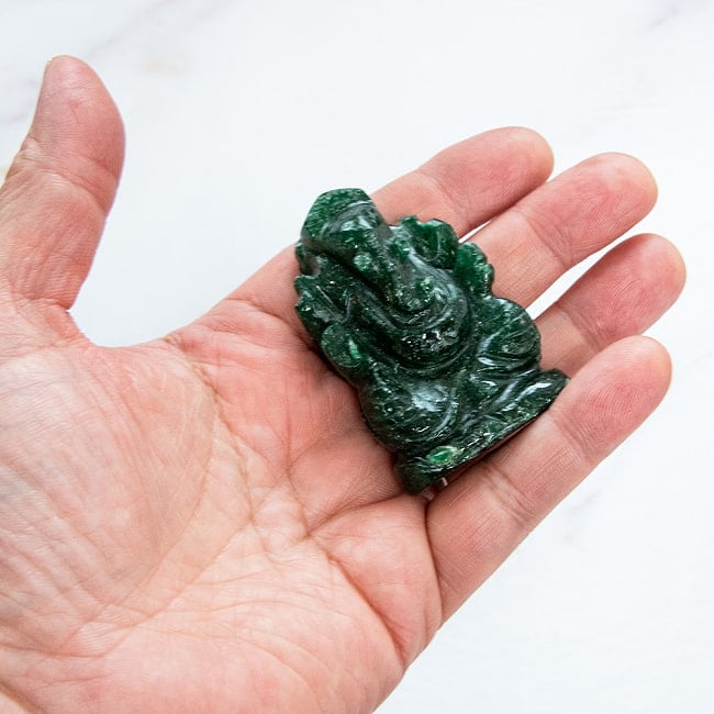 【一点物・天然石】手彫りのアングリ・ガネーシャ - インド翡翠 約71g 7 - 手に取るとこれくらいのサイズ感です。