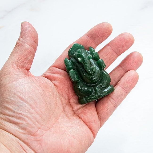 【一点物・天然石】手彫りのアングリ・ガネーシャ - インド翡翠 約76g 7 - 手に取るとこれくらいのサイズ感です。