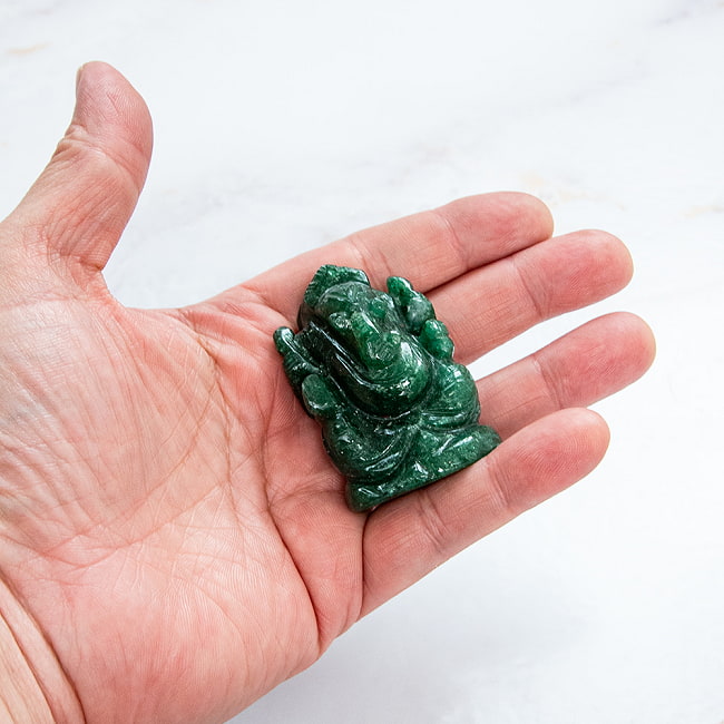 【一点物・天然石】手彫りのアングリ・ガネーシャ - インド翡翠 約71g 7 - 手に取るとこれくらいのサイズ感です。