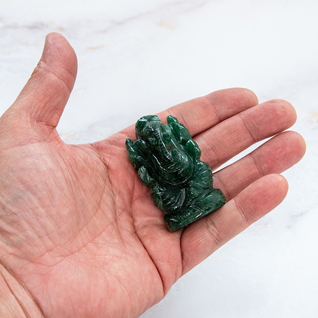 【一点物・天然石】手彫りのアングリ・ガネーシャ - インド翡翠 約66g 7 - 手に取るとこれくらいのサイズ感です。