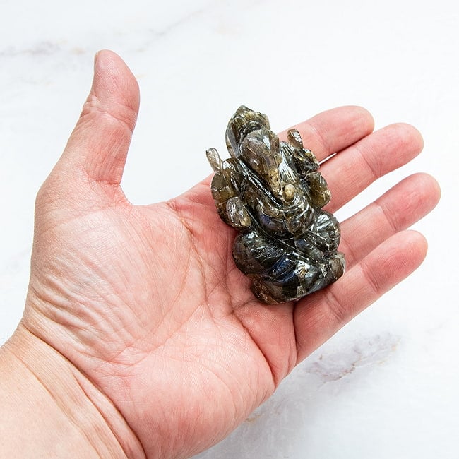 【一点物・天然石】手彫りのラブラドリイッティ・ガネーシャ - ラブラドライト 約115g 7 - 手に取るとこれくらいのサイズ感です。