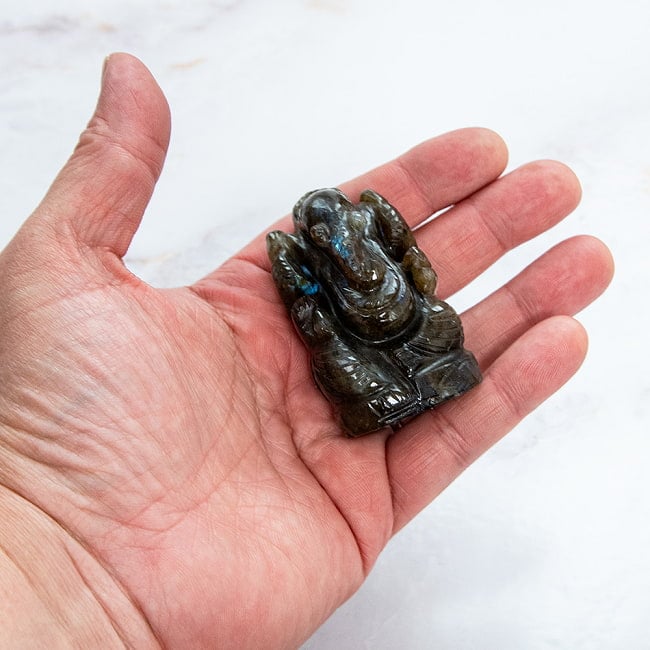 【一点物・天然石】手彫りのラブラドリイッティ・ガネーシャ - ラブラドライト 約105g 7 - 手に取るとこれくらいのサイズ感です。