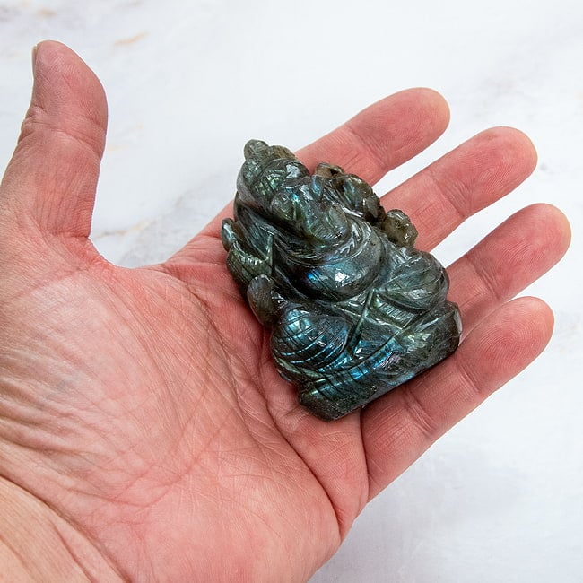 【一点物・天然石】手彫りのラブラドリイッティ・ガネーシャ - ラブラドライト 約156g 7 - 手に取るとこれくらいのサイズ感です。