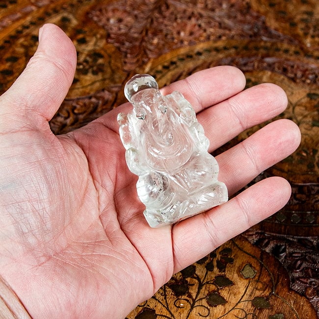【一点物・天然石】手彫りのクリスタル・ガネーシャ - 水晶 約92g 7 - 手に取るとこれくらいのサイズ感です。