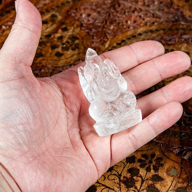 【一点物・天然石】手彫りのクリスタル・ガネーシャ - 水晶 約71g 7 - 手に取るとこれくらいのサイズ感です。