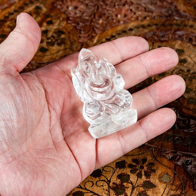 【一点物・天然石】手彫りのクリスタル・ガネーシャ - 水晶 約78g 7 - 手に取るとこれくらいのサイズ感です。