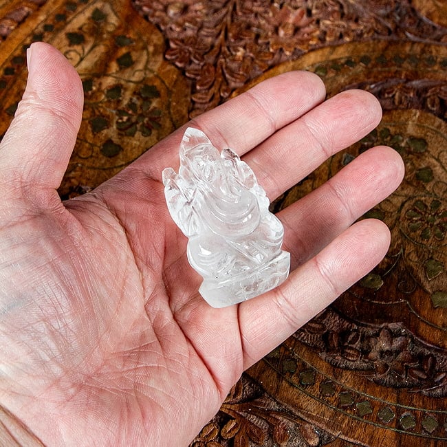【一点物・天然石】手彫りのクリスタル・ガネーシャ - 水晶 約72g 7 - 手に取るとこれくらいのサイズ感です。