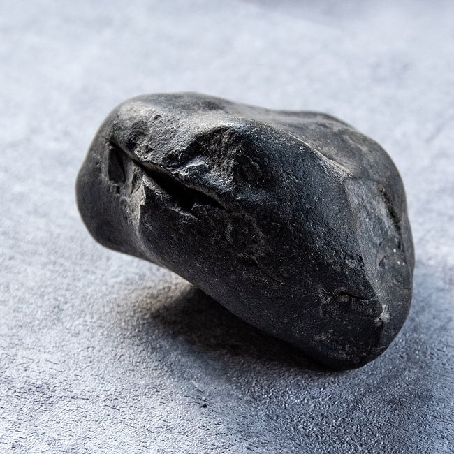 【1点物】シャリグラム ヒンドゥー教の聖石・ヴィシュヌ神の象徴 199g 2 - このようにぴったりと重なりあいます。