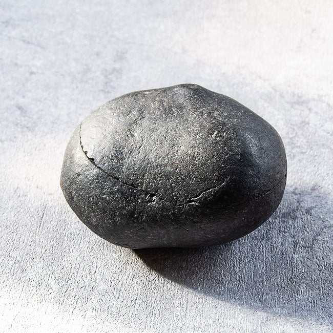 【1点物】シャリグラム ヒンドゥー教の聖石・ヴィシュヌ神の象徴 328g 2 - このようにぴったりと重なりあいます。