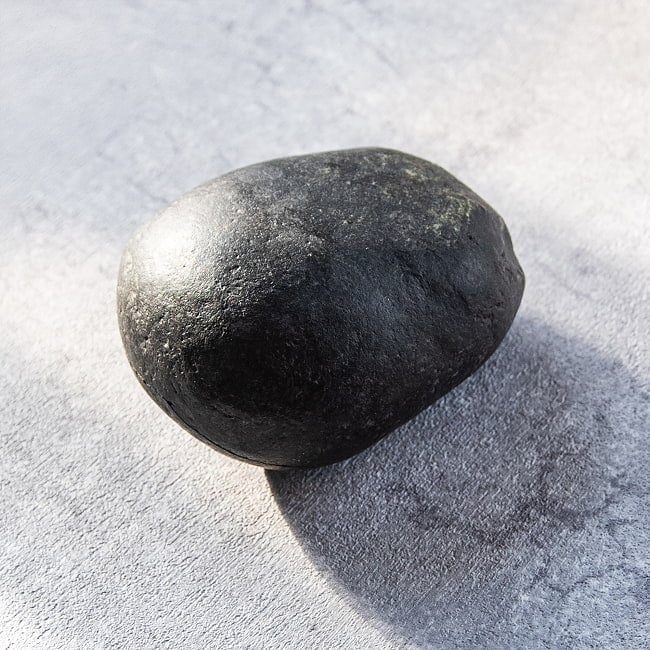 【1点物】シャリグラム ヒンドゥー教の聖石・ヴィシュヌ神の象徴 328g 7 - このようにぴったりと重なり合います。