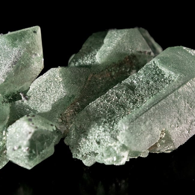 【一点物】 ヒマラヤ水晶原石 【43.5g】クラスター・クローライト・セルフヒールド・ルチル 5 - 表面にはびっしりとクローライトが付着し、わずかですがルチルも確認出来ます