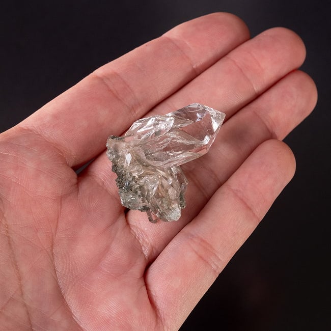 【一点物】 ヒマラヤ水晶原石 【19.5g】クラスター・クローライト・イシス・ゲートウェイ・レインボー 6 - このくらいのサイズ感になります