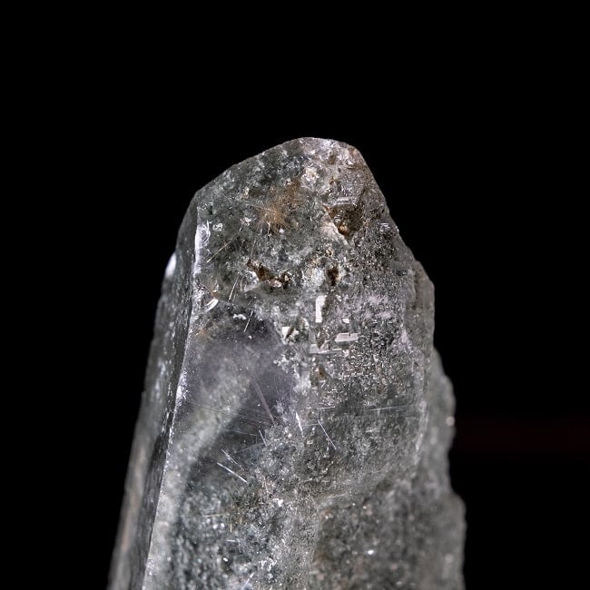 【一点物】 ヒマラヤ水晶原石 【37g】ポイント・クローライト・ルチル・バーコード 5 - 拡大写真です。表面にはクローライトが付着し、ルチルが内包されているのも確認出来ます