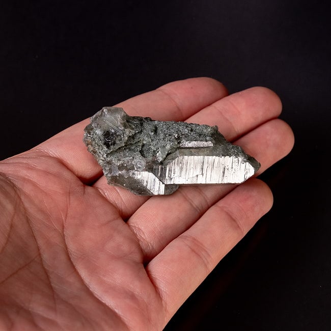 【一点物】 ヒマラヤ水晶原石 【37g】ポイント・クローライト・ルチル・バーコード 7 - このくらいのサイズ感になります
