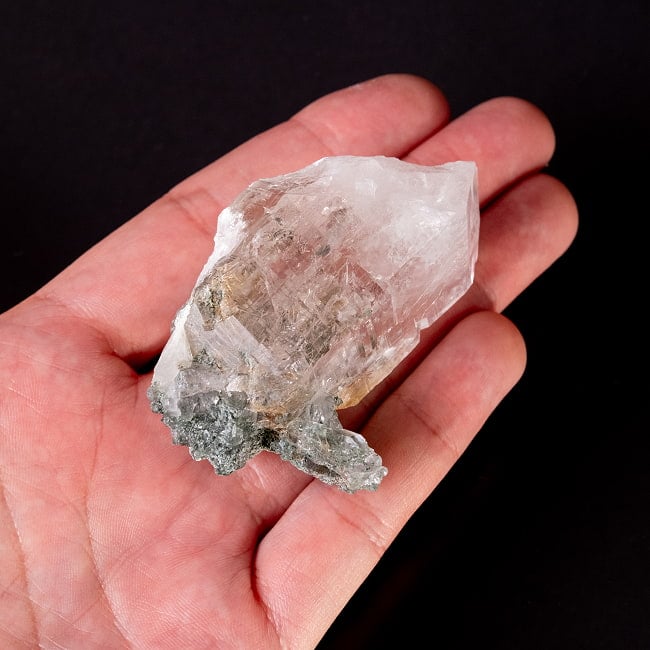 【一点物】 ヒマラヤ水晶原石 【107.5g】ポイント・クローライト・ルチル・セルフヒールド・バーコード 6 - このくらいのサイズ感になります