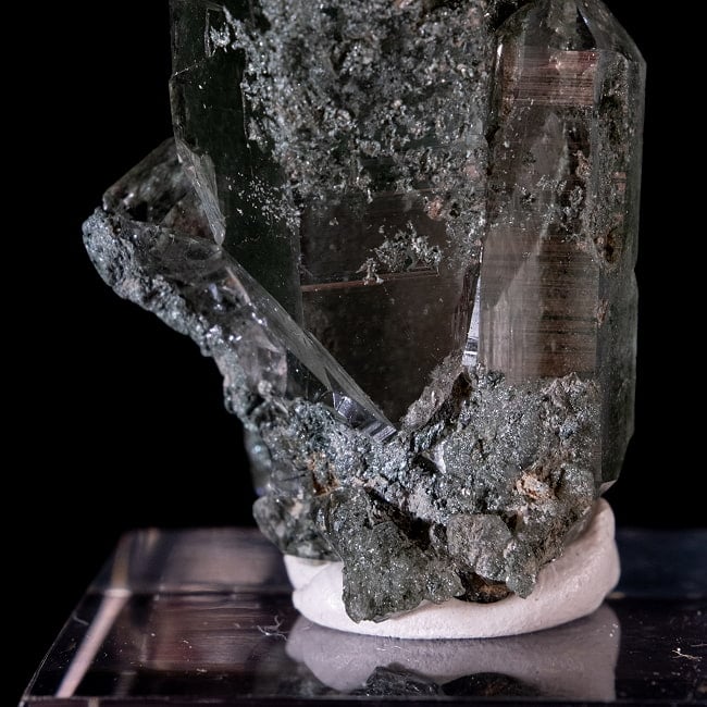 【一点物】 ヒマラヤ水晶原石 【30.5g】ポイント・透明・クローライト・バーコード・タビー 6 - 拡大写真です。根元の部分はクローライトがびっしりと付着し存在感があります。