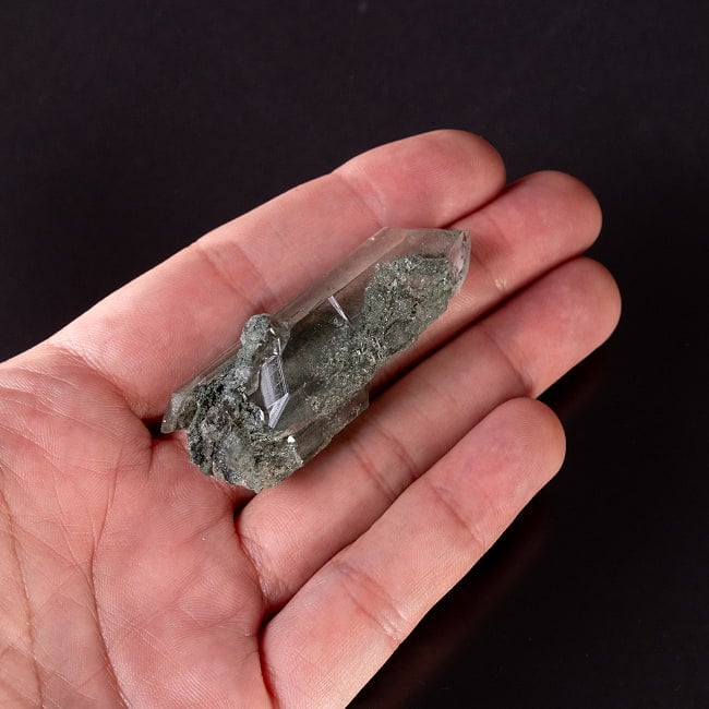 【一点物】 ヒマラヤ水晶原石 【30.5g】ポイント・透明・クローライト・バーコード・タビー 7 - このくらいのサイズ感になります