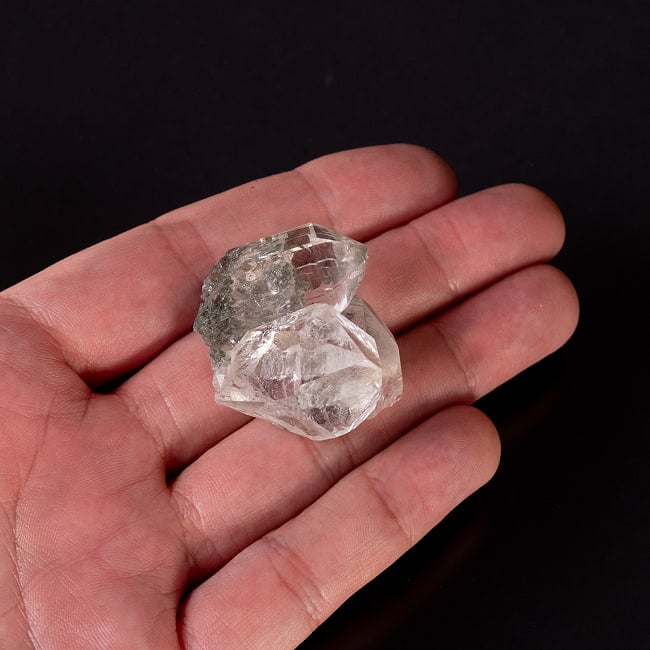 【一点物】 ヒマラヤ水晶原石 【28g】クラスター・透明・セルフヒールド・バーコード・タビー 6 - このくらいのサイズ感になります