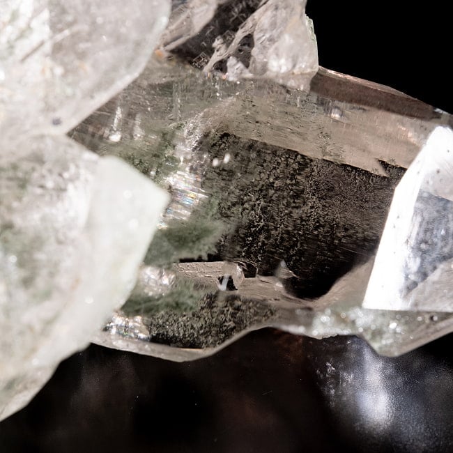 【一点物】 ヒマラヤ水晶原石 【166g】クラスター・透明・クローライト・バーコード 4 - 拡大写真です。クローライトが内包され、角度によってはレインボーも確認出来ます。